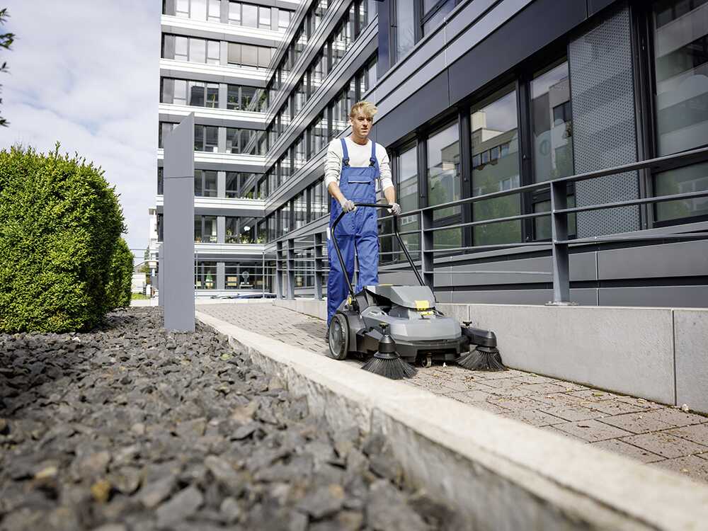 Kärcher KM 70/30 C Bp 2SB – Akku-Kehrmaschine mit Auffangbehälter – OHNE Akku und Ladegerät