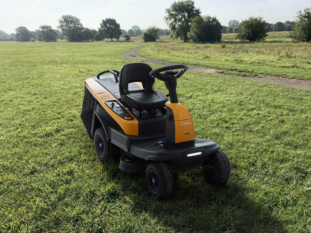 Stiga SWIFT 372e -  Akku-Rasentraktor 48V/20Ah - Schnittbreite 72 cm